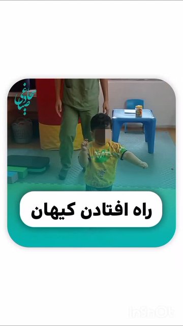 پسر خوش تیپ ایستادن و راه رفتن